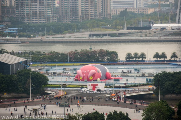 Inflatable toad down in Guangzhou