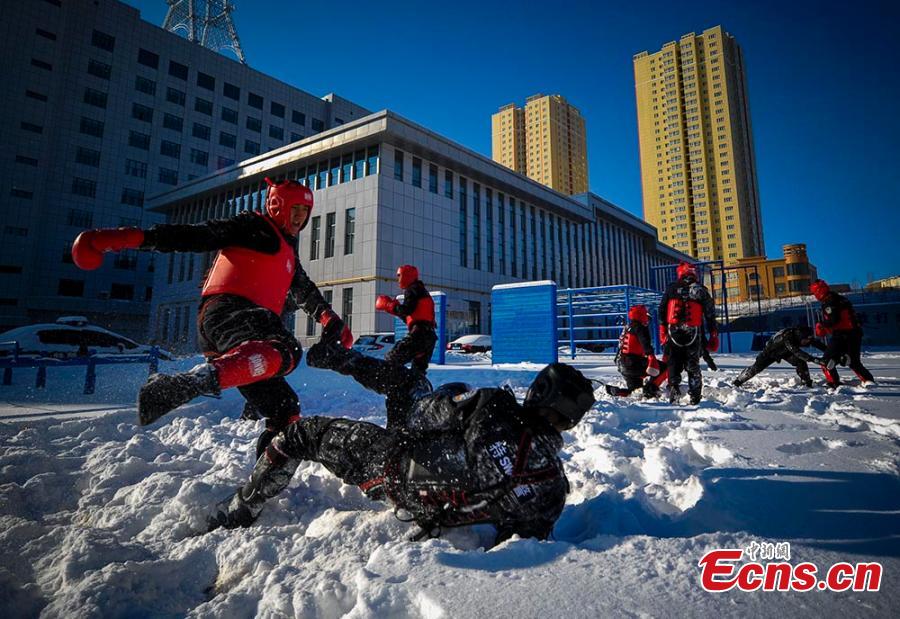 Urumqi SWAT police trained in snow