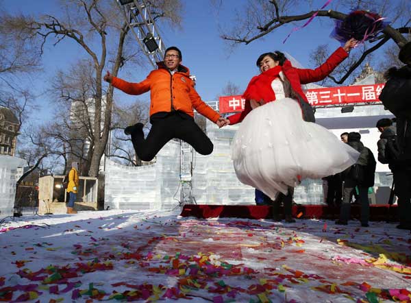 Hot lovebirds tie their knot in icy cold