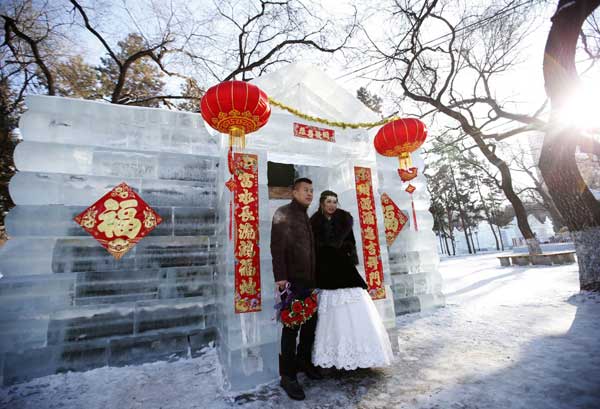 Hot lovebirds tie their knot in icy cold