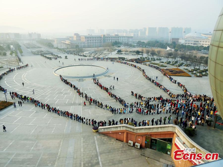 University library draws long queue