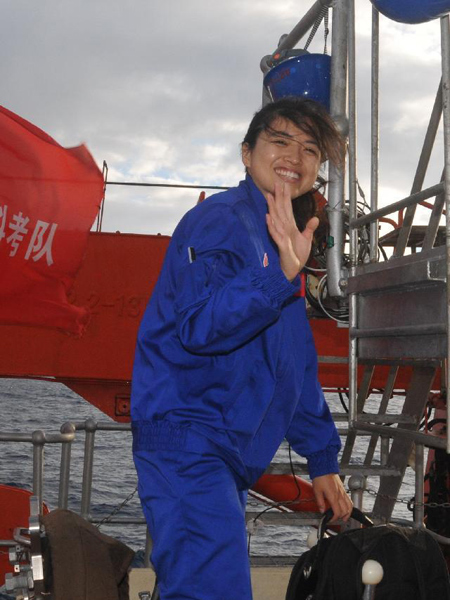 China's 1st female pilot steers manned sub Jiaolong