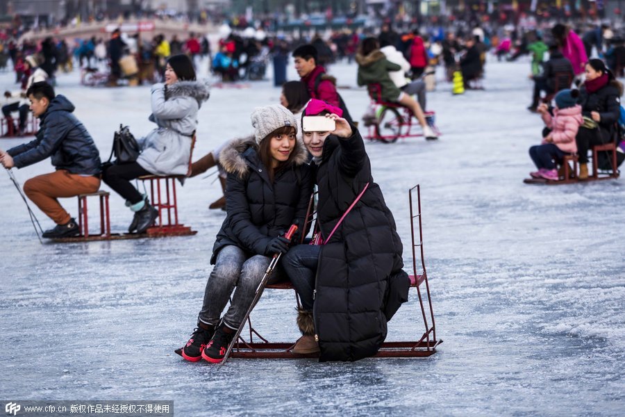 Tourists heat up Beijing's frozen lake