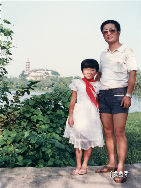 Father and daughter take same photo for 35 years