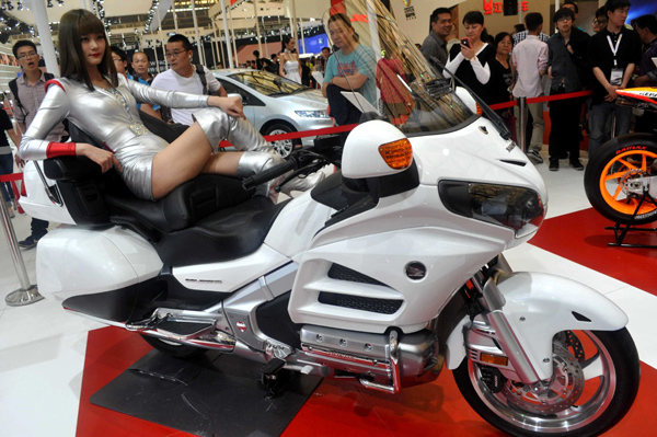 Shanghai auto fair says adieu to sexy models