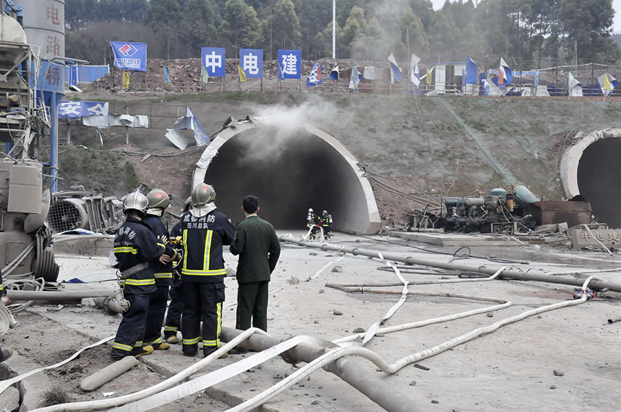 Tunnel explosion injures dozens in SW China