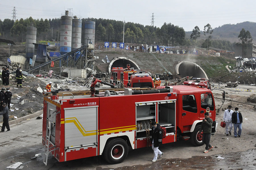 Tunnel explosion injures dozens in SW China