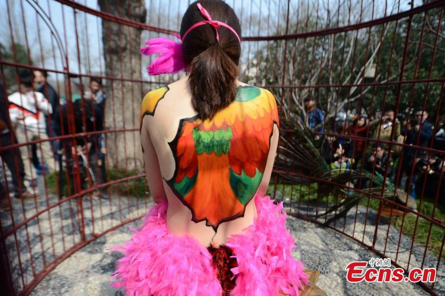 Body painting show in birdcage surprises visitors