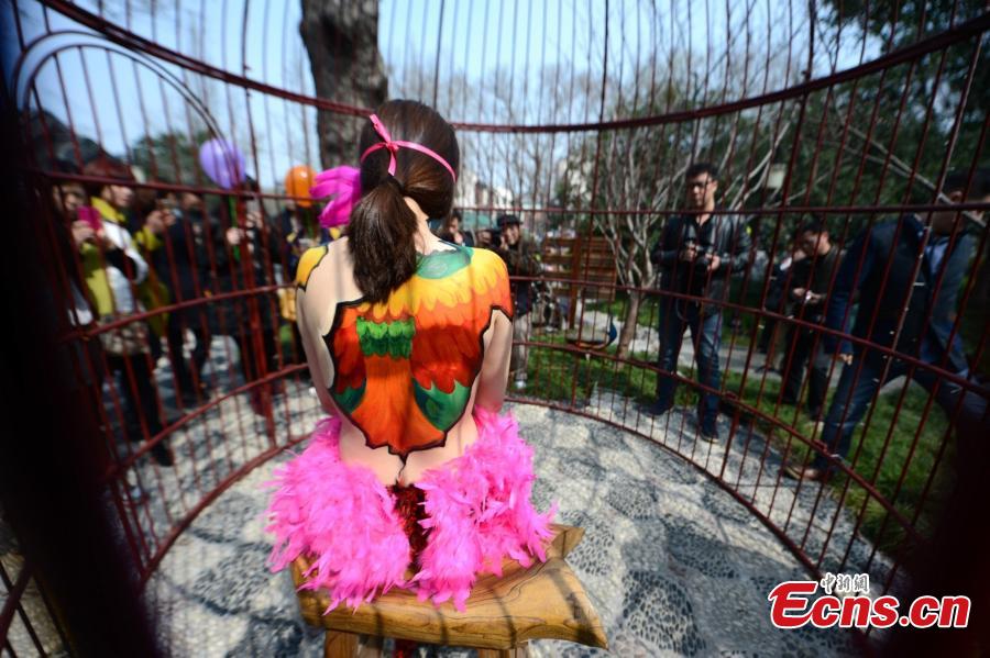 Body painting show in birdcage surprises visitors