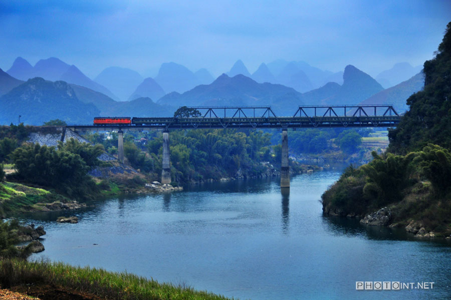 Photographer focuses lens on China's rail history