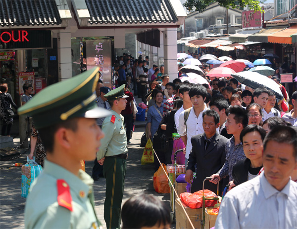 HK border street sees jump in visitors