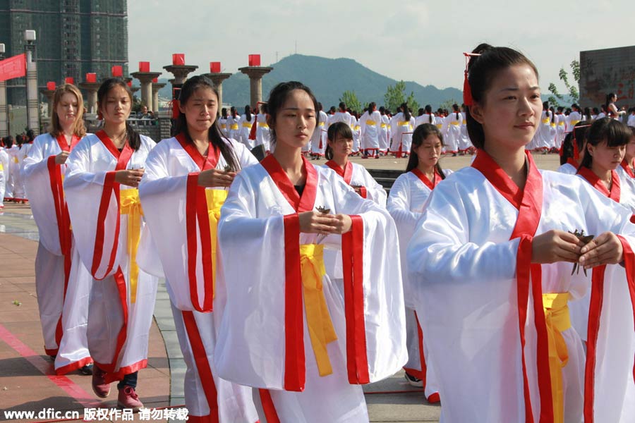 Foreign girls join in ancient Chinese coming-of-age ritual