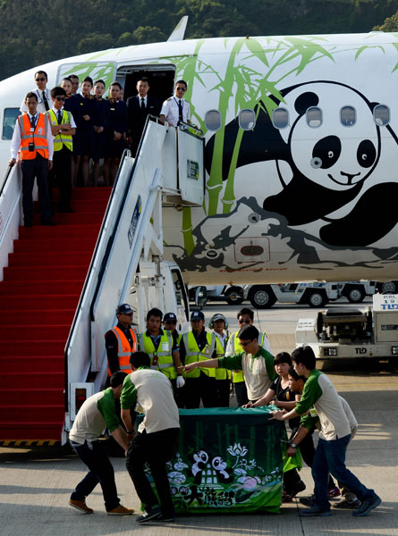 Two pandas leave mainland for Macao