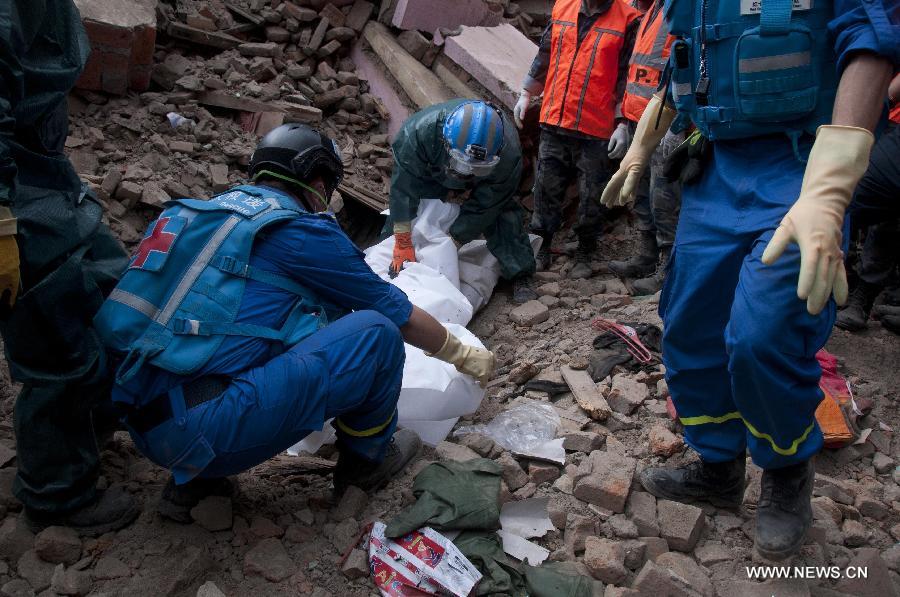 Chinese rescuers work on outskirts of Kathmandu, Nepal