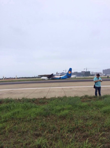 Plane skids off runway in SE China
