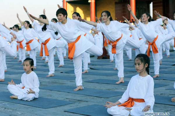 Li Keqiang and Modi watch Taichi-Yoga show