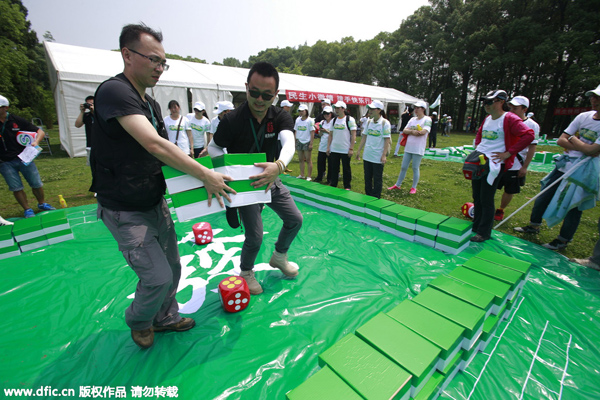 Huge mahjong tiles challenge participants