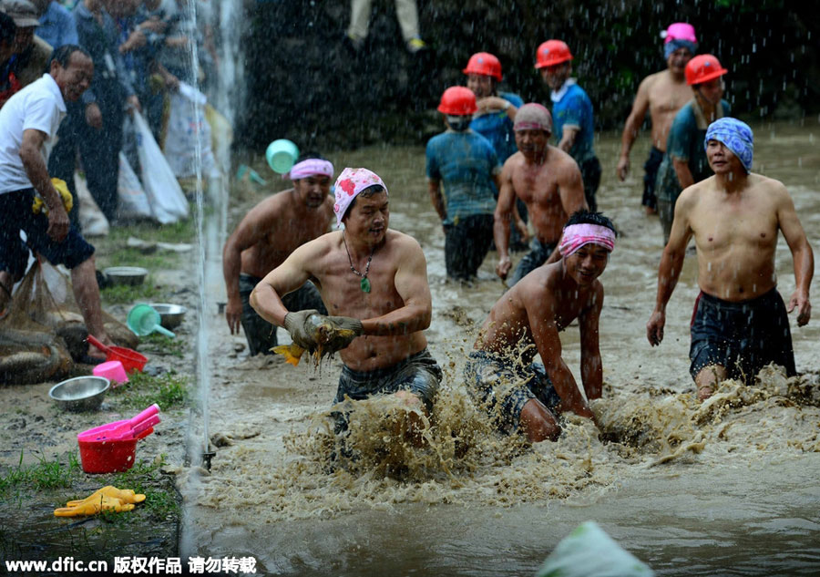 Bare-handed fishing contest held in Guangxi