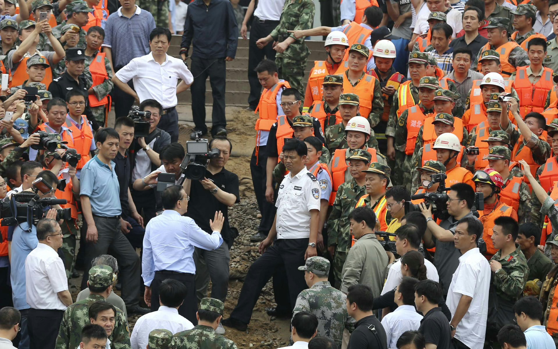 Prioritize saving lives, premier tells Yangtze rescuers