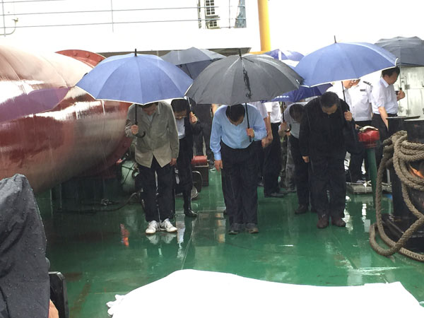 Premier Li pays respects to those killed in ship accident