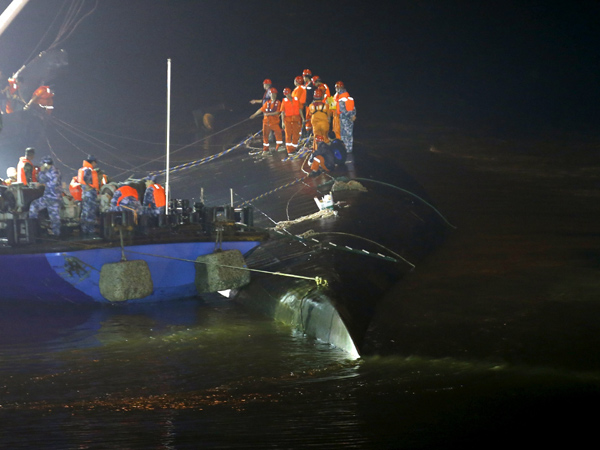 Rescuers fought bad weather at night
