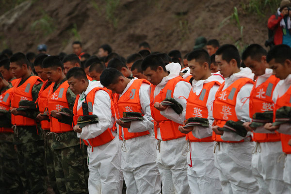 China mourns Yangtze shipwreck victims as search continues