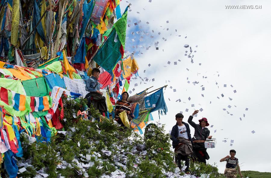 Tibetans celebrate Burning Offerings Festival