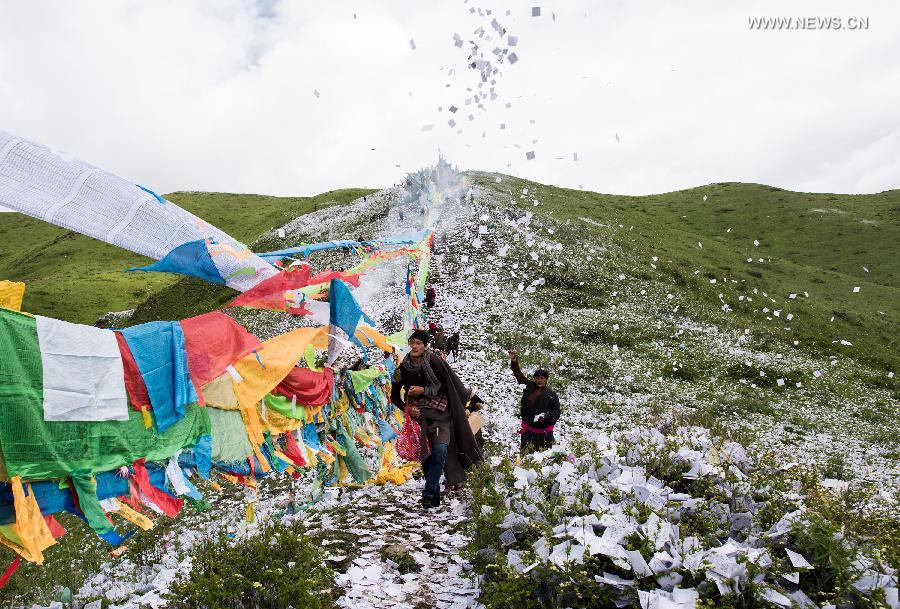 Tibetans celebrate Burning Offerings Festival