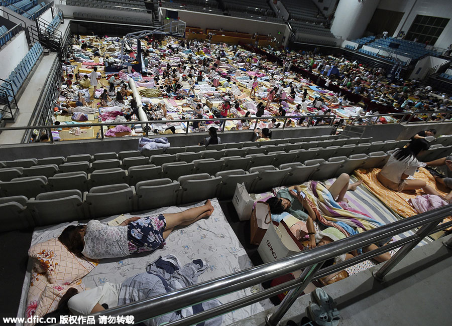 1,000 students sleep in gym to avoid summer heat