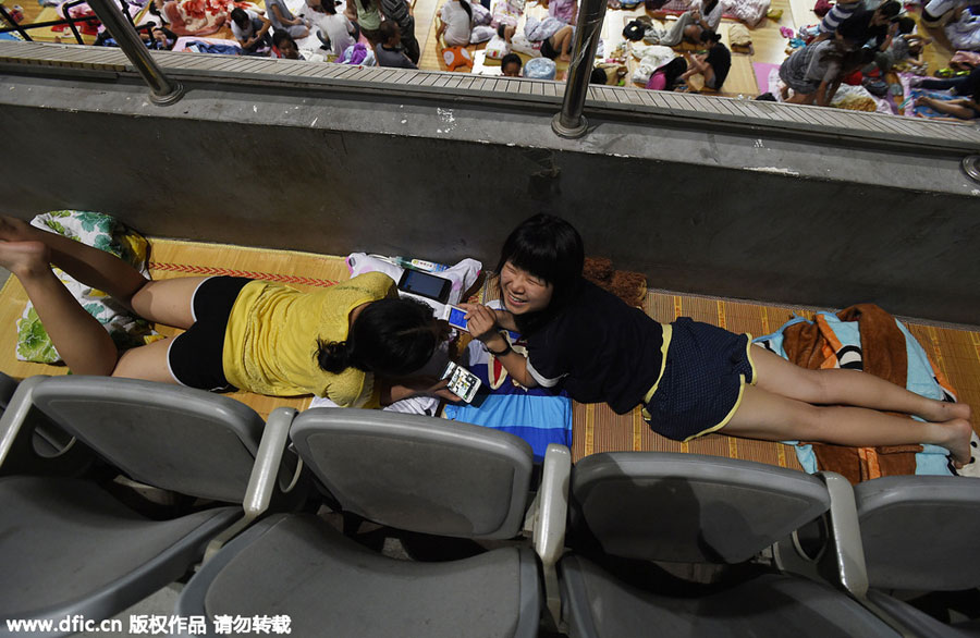 1,000 students sleep in gym to avoid summer heat