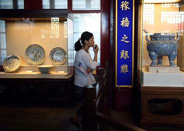 Restored Ming Dynasty porcelain put on display at Palace Museum