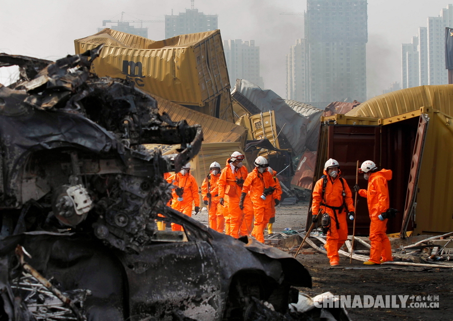 Chemical defense soldiers monitor Tianjin blast site