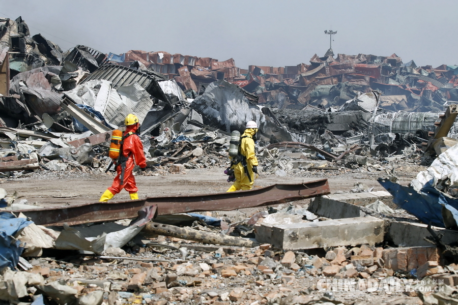 Chemical defense soldiers monitor Tianjin blast site