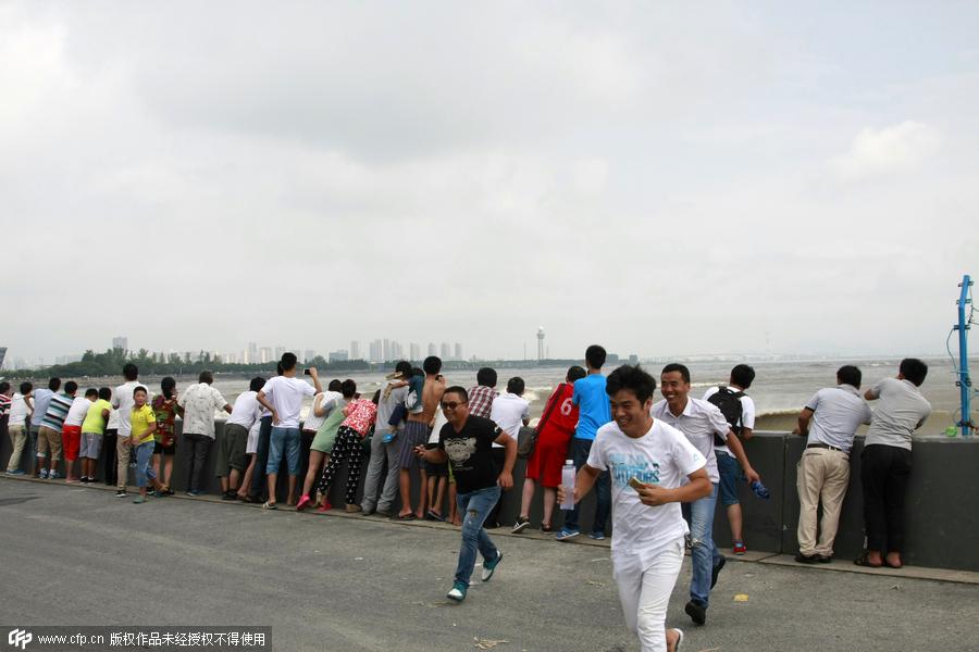 Visitors view soaring tide of Qiantang River