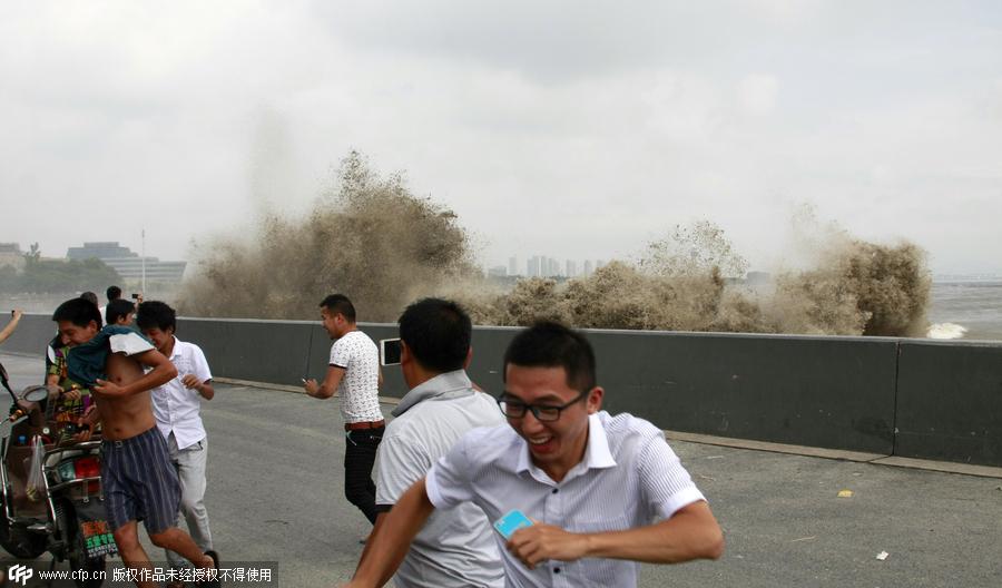 Visitors view soaring tide of Qiantang River