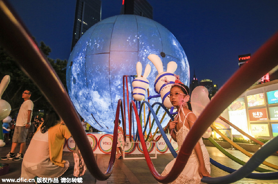 Supermoon brightens up Guangzhou's skyline