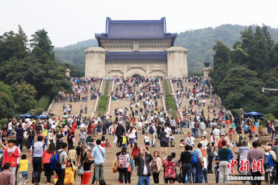 Scenic spots packed with tourists on National Day Holiday