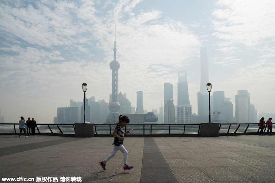 Heavy pollution envelopes Shanghai