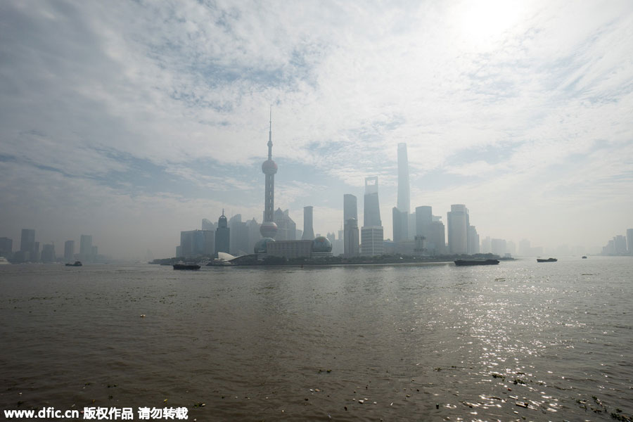 Heavy pollution envelopes Shanghai