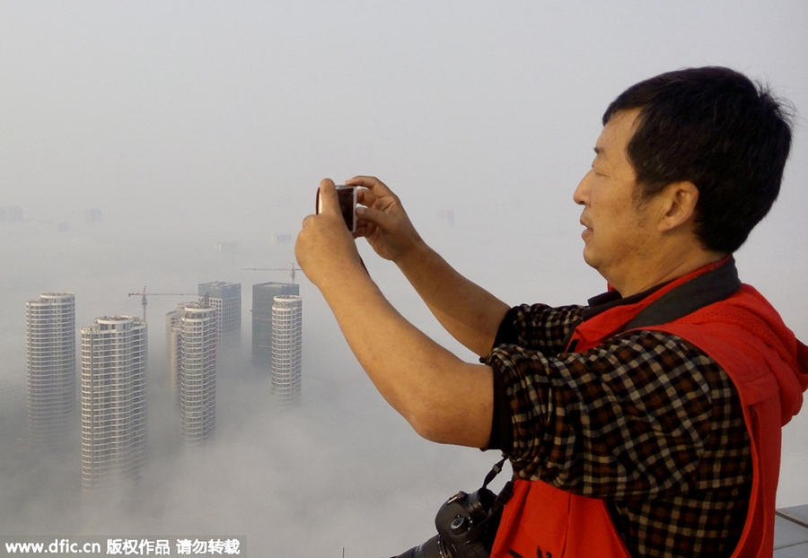 Smog envelops Rizhao skyline