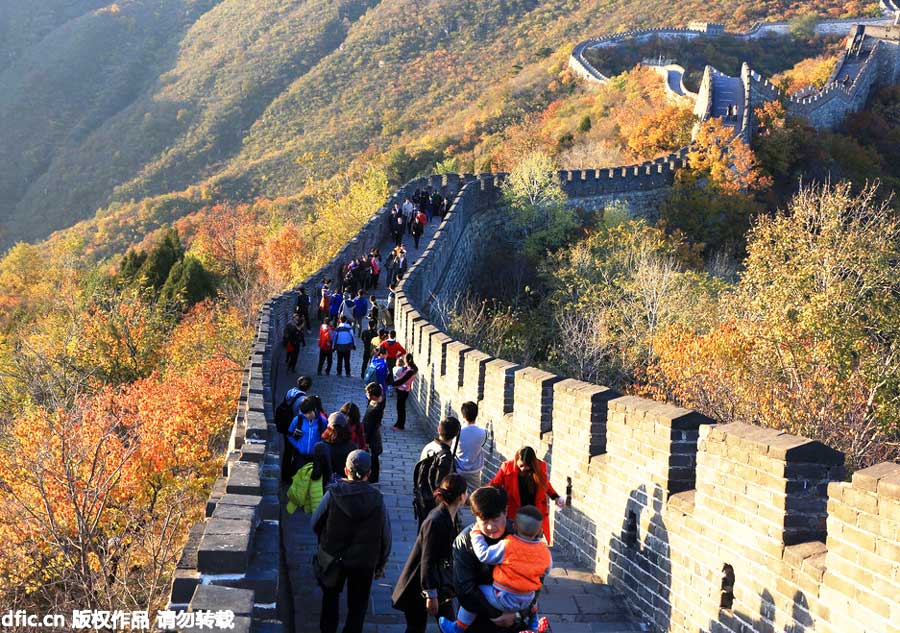 Visitors enjoy late autumn in Badaling Great Wall