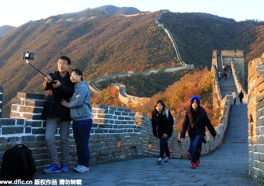 Visitors enjoy late autumn in Badaling Great Wall