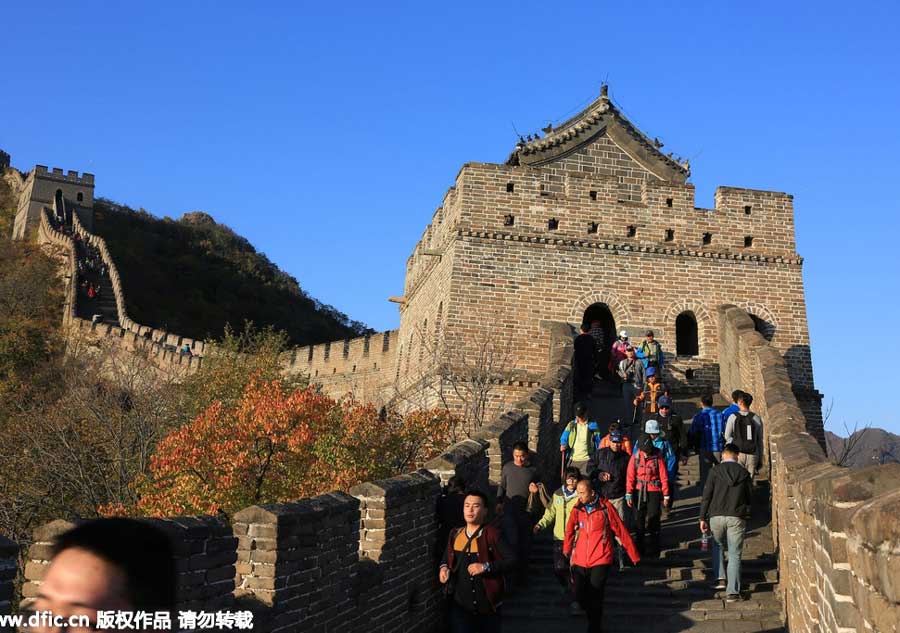 Visitors enjoy late autumn in Badaling Great Wall