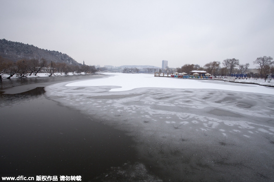 Snow hits North China as temperature drops