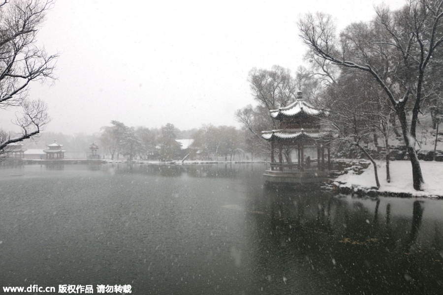 Snow hits North China as temperature drops