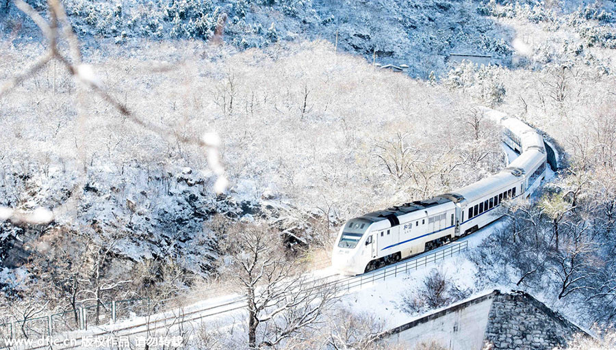 Snow-clad scenery in the Great Wall