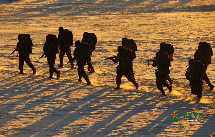 PLA soldiers brave blizzard in NE China