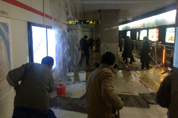 Roof of Shanghai subway leaks due to low temperature