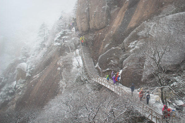 Snow disrupts China's pre-holiday travel rush
