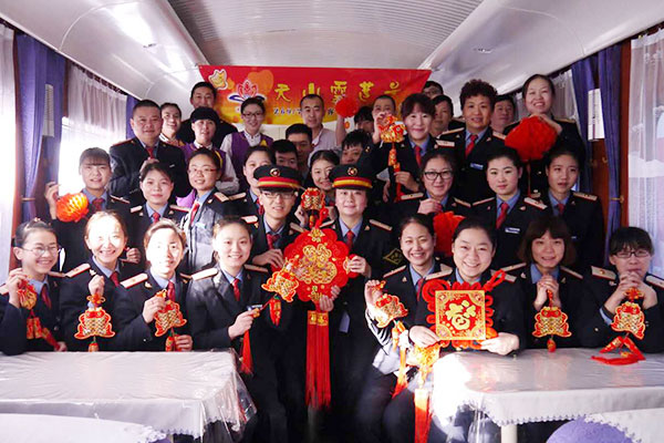 Long-distance train crew works through Spring Festival